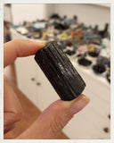 Turmalina negra en bruto mediana