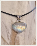 Colgante de piedra luna y plata
