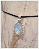 Colgante de piedra luna y plata