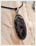 Colgante de eudialita y plata