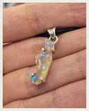 Colgante de ópalo noble y plata