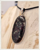 Colgante de eudialita y plata