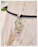 Colgante de ópalo noble y plata