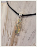 Colgante de ópalo noble y plata