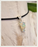 Colgante de ópalo noble y plata