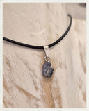 Colgante de alejandrita en bruto mini y plata