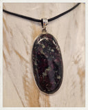 Colgante de eudialita y plata