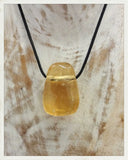 Colgante de calcita amarilla perforado