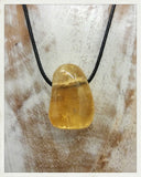Colgante de calcita amarilla perforado