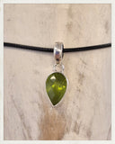 Colgante de peridoto facetado y plata