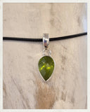 Colgante de peridoto facetado y plata