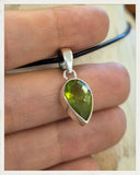 Colgante de peridoto facetado y plata