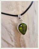 Colgante de peridoto facetado y plata
