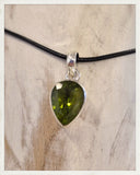 Colgante de peridoto facetado y plata