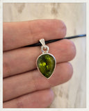 Colgante de peridoto facetado y plata