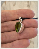 Colgante de peridoto facetado y plata