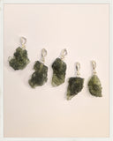 Colgantes de moldavita pequeña y plata