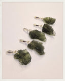 Colgantes de moldavita pequeña y plata