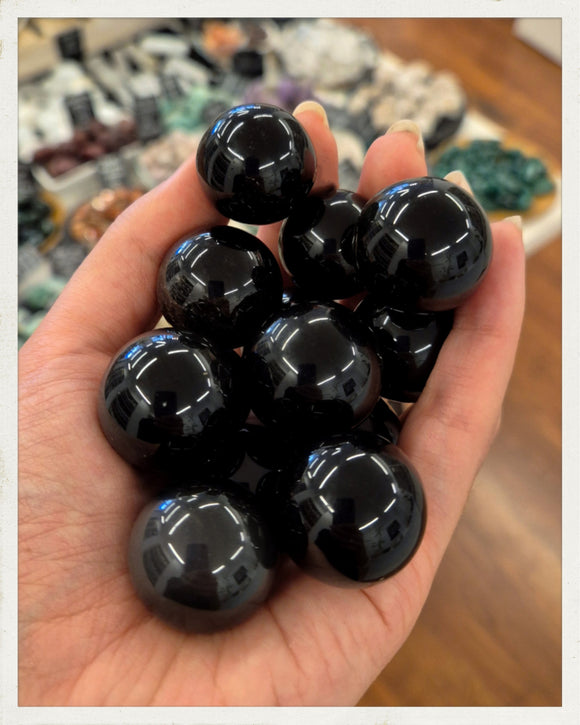 Esfera pequeña de obsidiana
