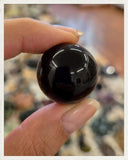 Esfera pequeña de obsidiana