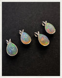 Colgante de lágrima de ópalo noble y plata (EXCLUSIVO ONLINE)