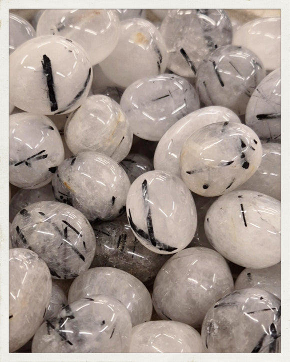 Rodado de cuarzo turmalinado