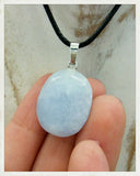 Colgante de calcita azul y plata