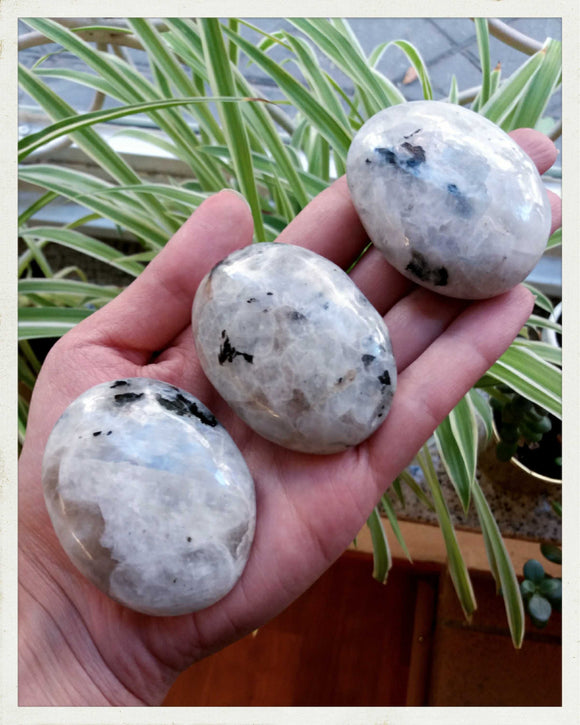 Piedra luna pulida (variedad labradorita blanca)