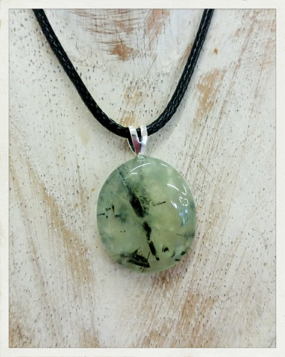 Colgante de prehnita y plata