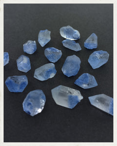 Puntas de cuarzo mini con inclusiones de dumortierita ("cuarzo azul")