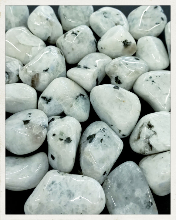 Rodado grande de piedra luna (variedad labradorita blanca)